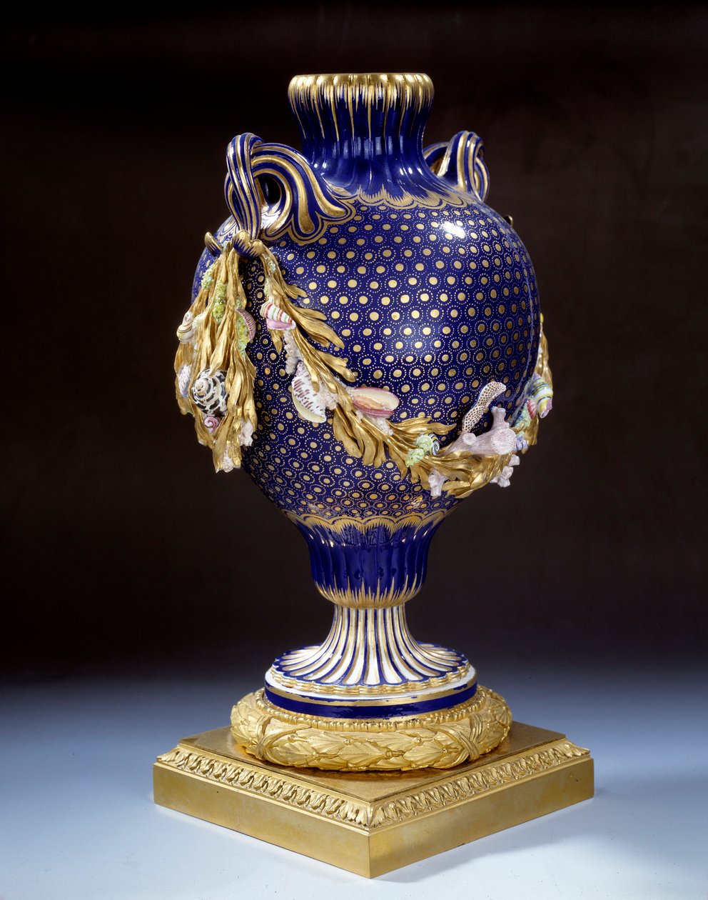 Vas med fisksvans i hårt porslin. Omkring 1765-1770. Paris. Musée du Louvren av Unknown artist