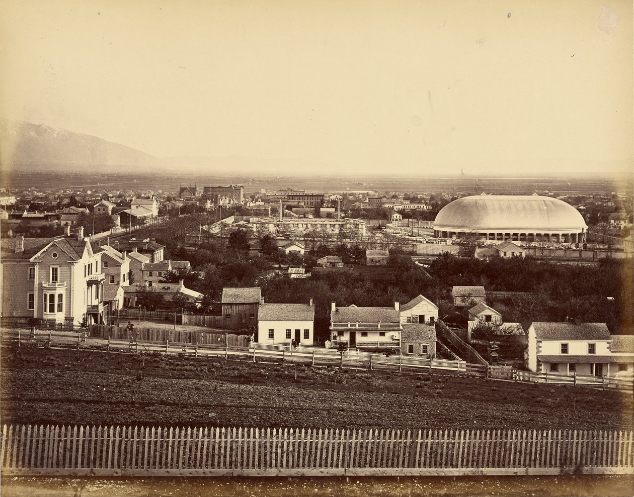 [Vy över Salt Lake Tabernaklet och staden] av Unknown artist