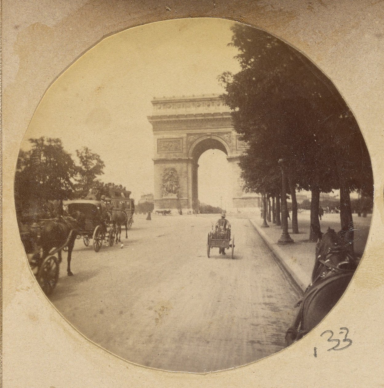 [Vy över Triumfbågen, Paris, Frankrike, med vagnar på gatan] av Unknown artist