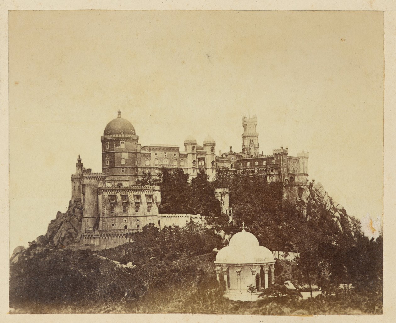 [Vy över Palácio da Pena, Portugal] av Unknown artist