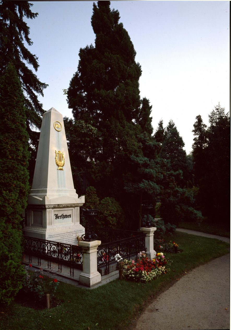 Utsikt över den tyske kompositören Ludwig van Beethovens (1770 - 1827) grav på centralkyrkogården i Wien (Zentralfriedhof), Österrike av Unknown artist