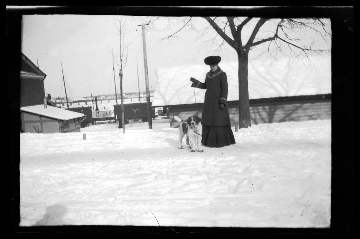 Blenda Simberg och Sarto i hamnen i Vyborg av Unknown artist/maker