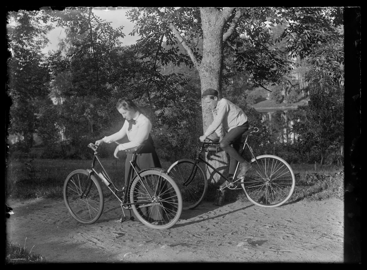 Elsa och Guido Simberg cyklar av Unknown artist/maker