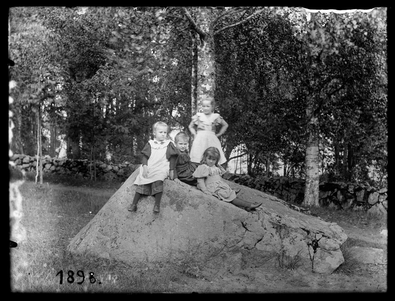 Fyra flickor i parken vid Niemenlauta herrgård av Unknown artist/maker