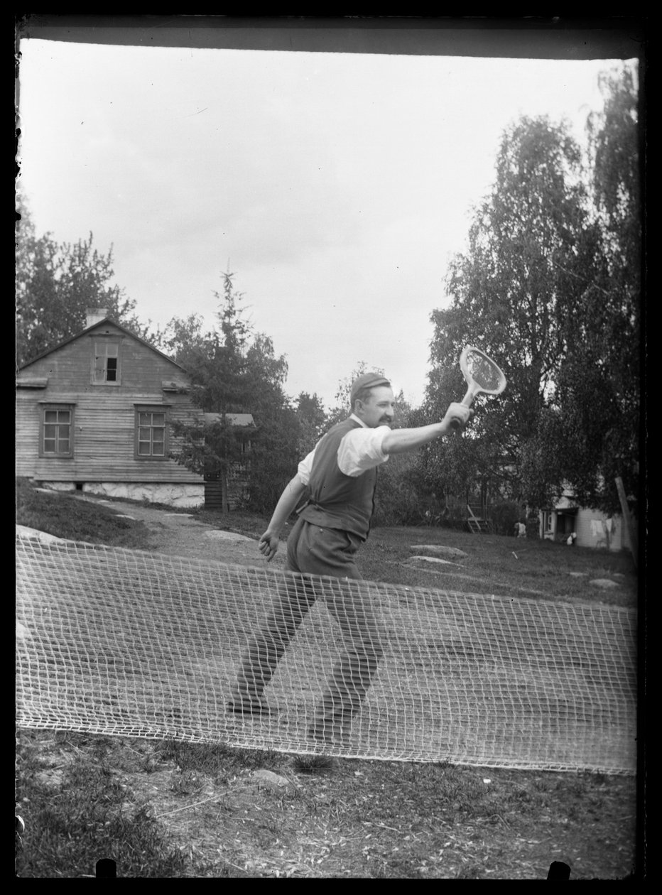 Paul Simberg spelar tennis på Niemenlautans herrgård av Unknown artist/maker