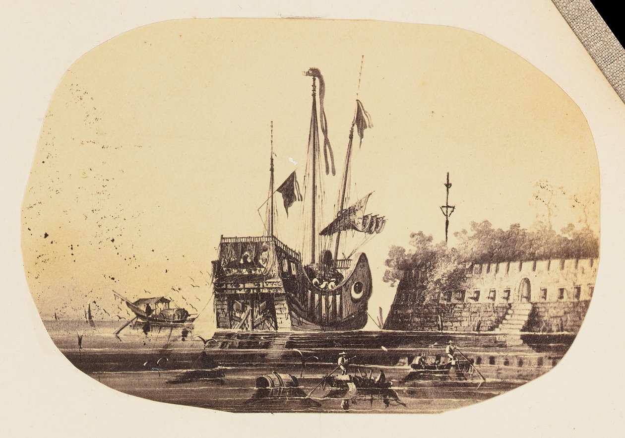 [Fotografisk kopia av en ritning av ett förtöjt fartyg bredvid ett fort] av Unknown artist/maker