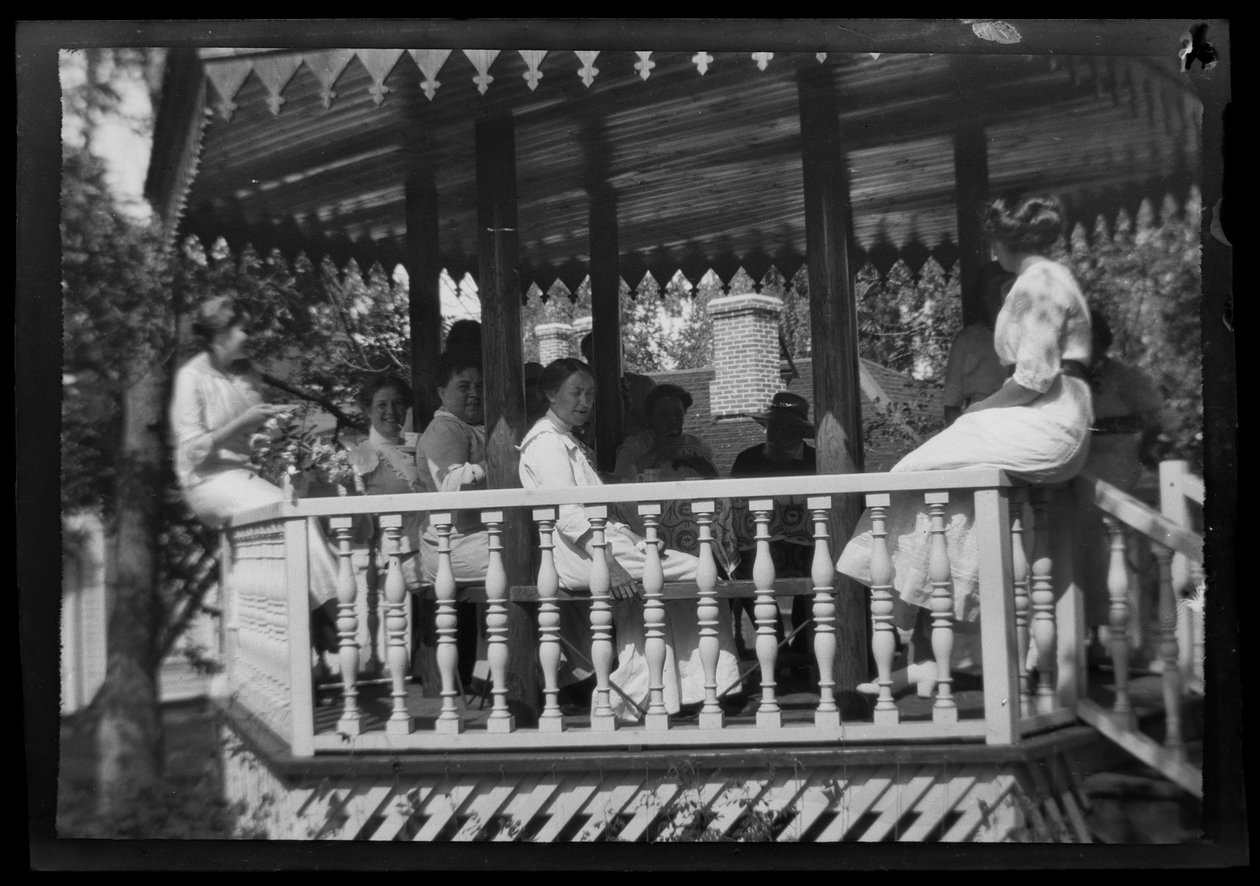 Familjen Simberg dricker kaffe i paviljongen White Villa av Unknown artist/maker