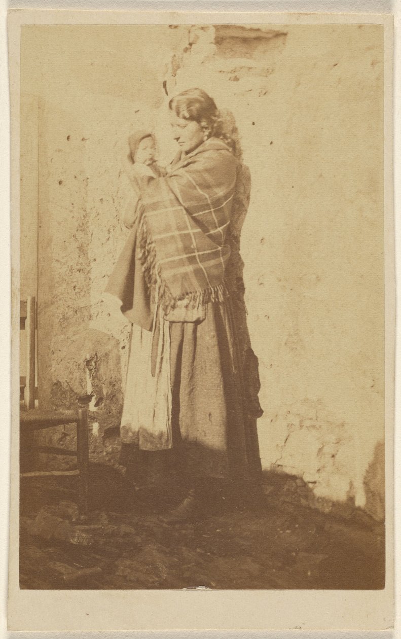 [Oidentifierad kvinna i sjal, håller i ett spädbarn] av Unknown artist/maker