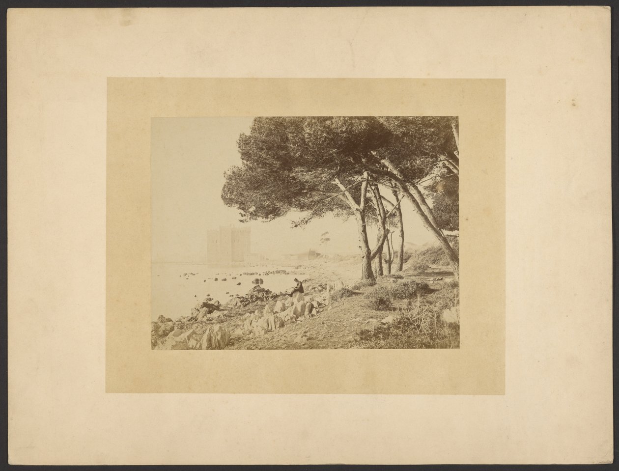 [Vy över klostret i Lérins, sett från Cannes] av Unknown artist/maker