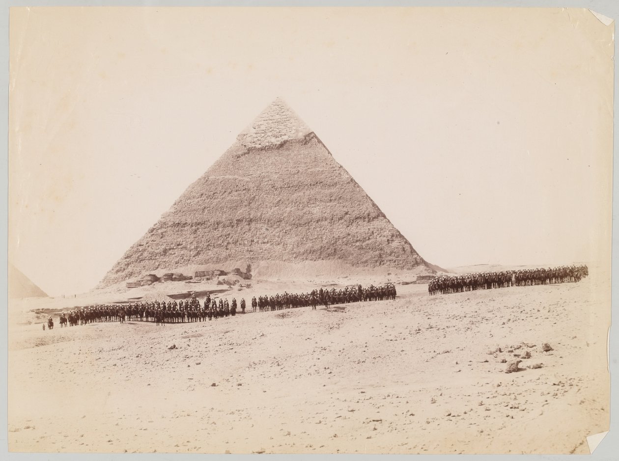 19:e husarer bildades framför en pyramid i Giza, Egypten, cirka 1882 av Unknown