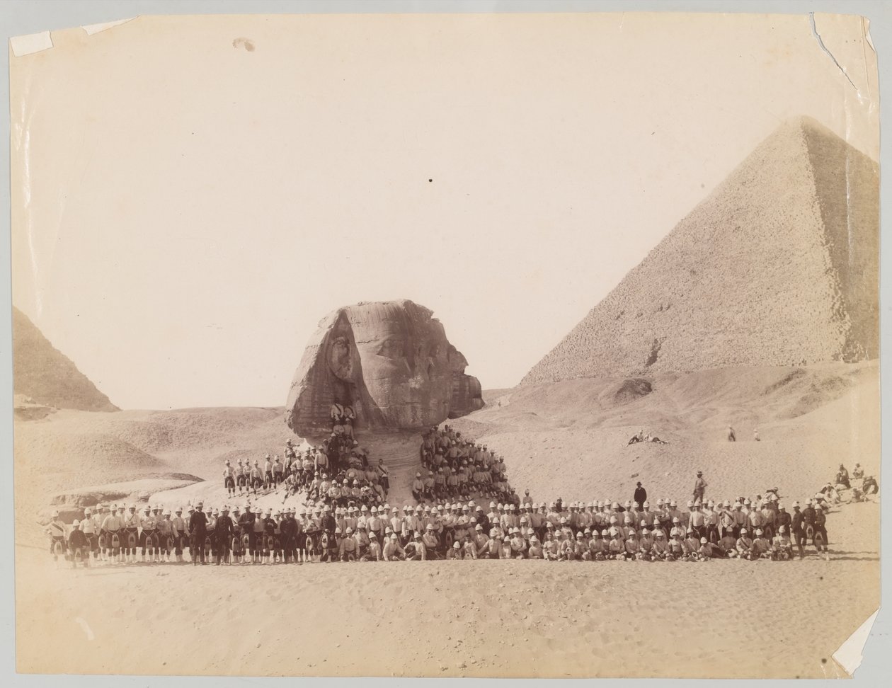 42:a Highlanders framför sfinxen i Giza, Egypten av Unknown photographer