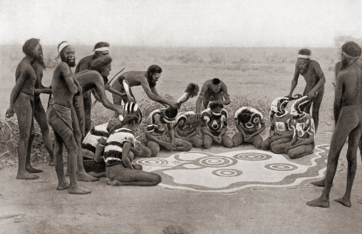 En totemisk ceremoni av Warramunga-stammen, Australien av Unknown photographer