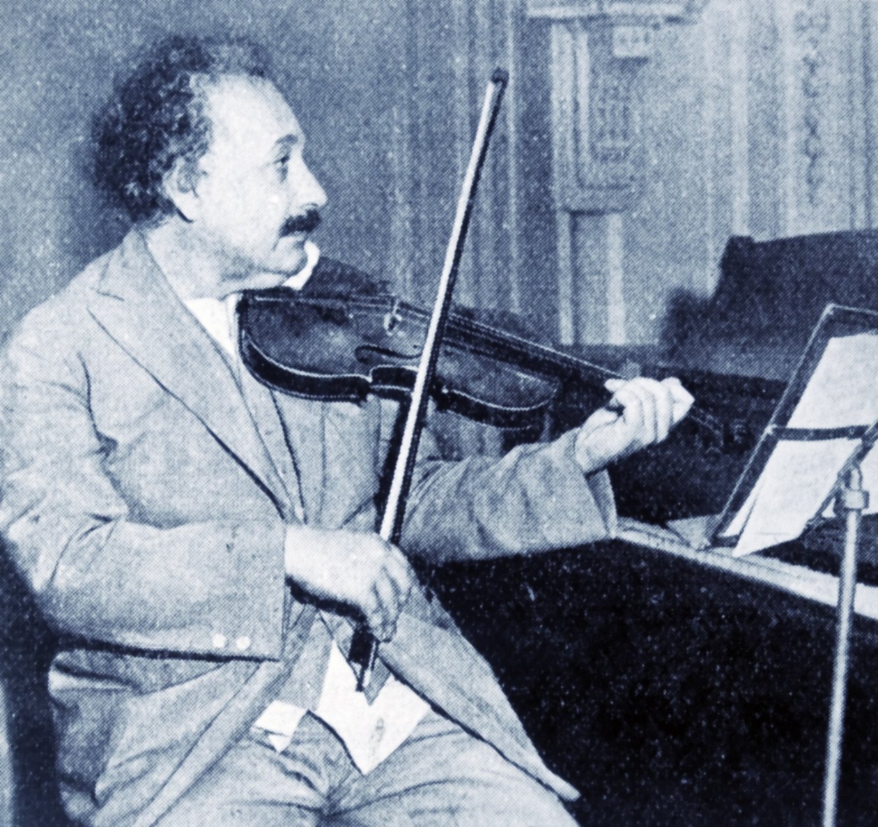 Albert Einstein spelar sin fiol (s/v foto) av Unknown photographer