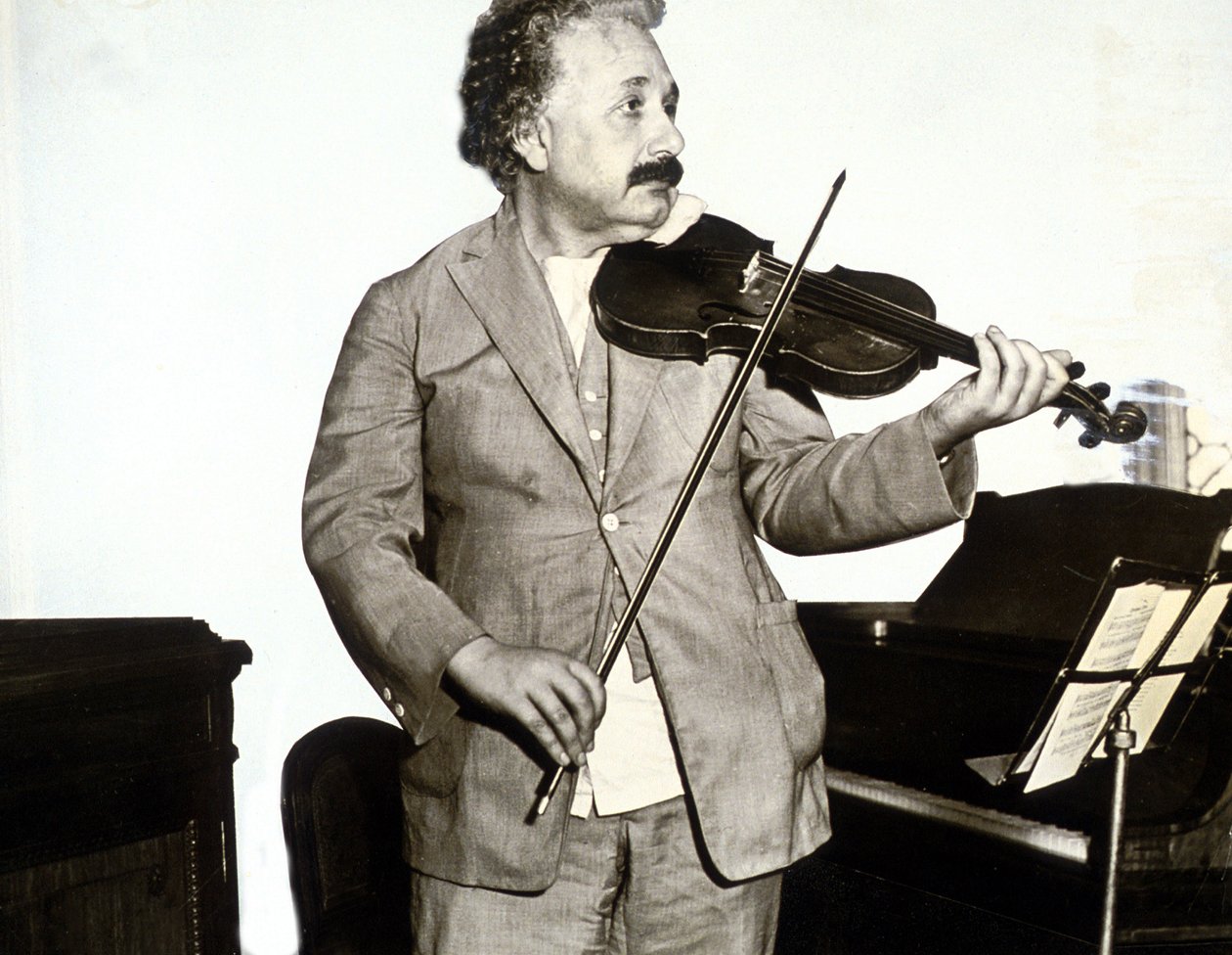 Albert Einstein spelar fiol, ca 1932 (s/v foto) av Unknown photographer