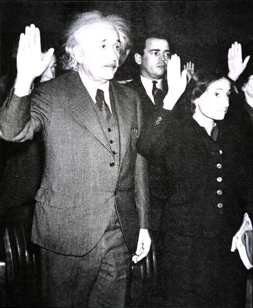 Albert Einstein med sin styvdotter Margot avlägger ed om amerikanskt medborgarskap, New Jersey av Unknown photographer