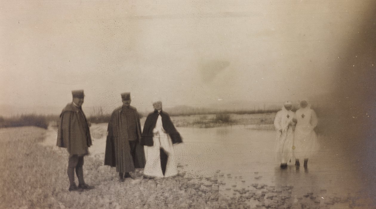 Album från första världskriget i Friuli-Venezia Giulia: officerare och rödakorssjuksköterskor över floden Natisone av Unknown photographer