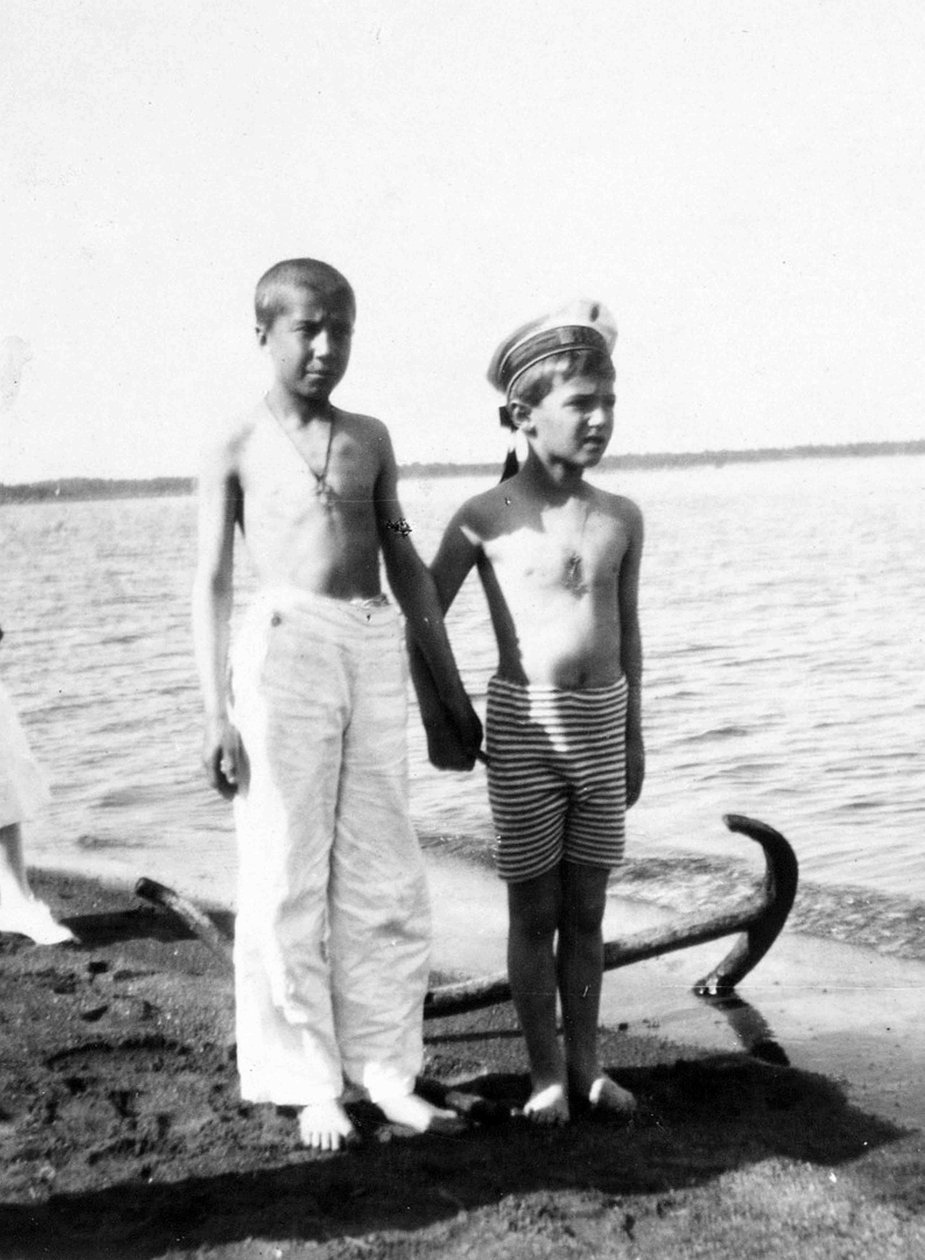 Alexei Tsarevich när han spelar på stranden vid Livadia på Krim (s/v foto) av Unknown photographer