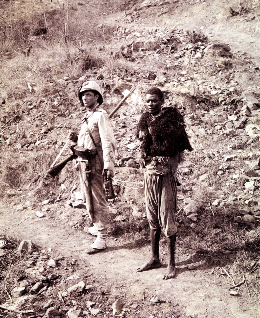 En italiensk soldat och en abessinisk fånge på vägen till Ghinda. av Unknown photographer