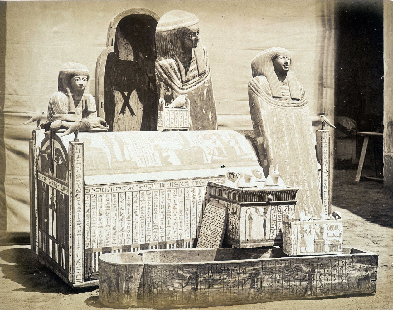 Arkeologiska statyer hittade i Egypten - i "" Fotoalbum av 1st Museum of Cairo"" grundat av Auguste Mariette Bey av Unknown photographer