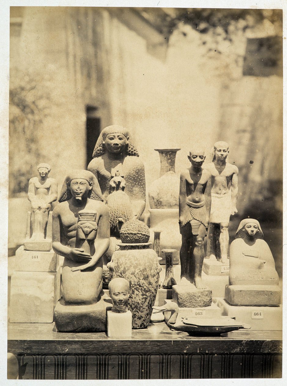 Arkeologiska statyer - i "" Photo Album of the 1st Museum of Cairo"" grundad av Auguste Mariette Bey av Unknown photographer