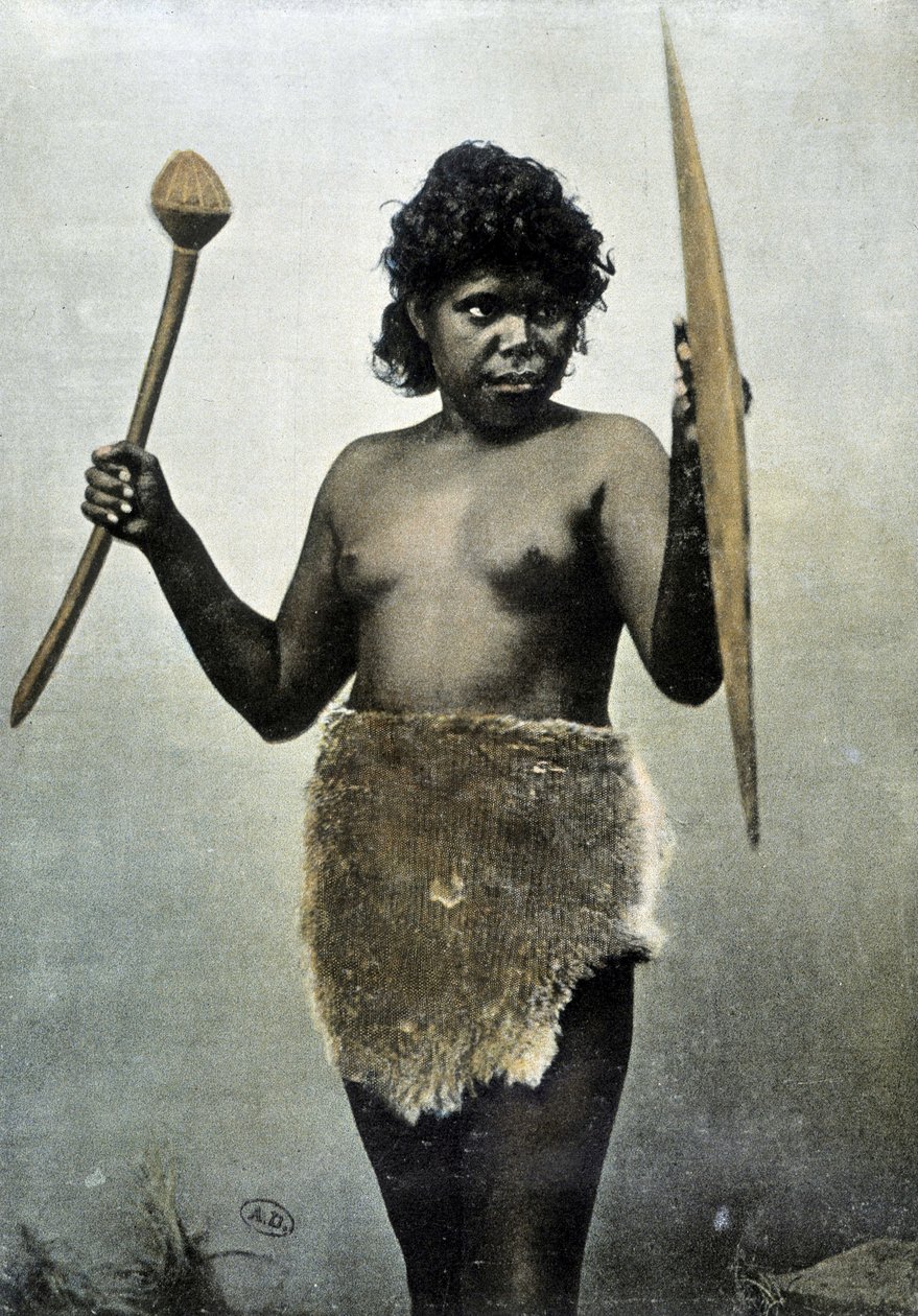 Australisk aboriginsk fru som ansvarar för sin mans armar - autokrom av Unknown photographer
