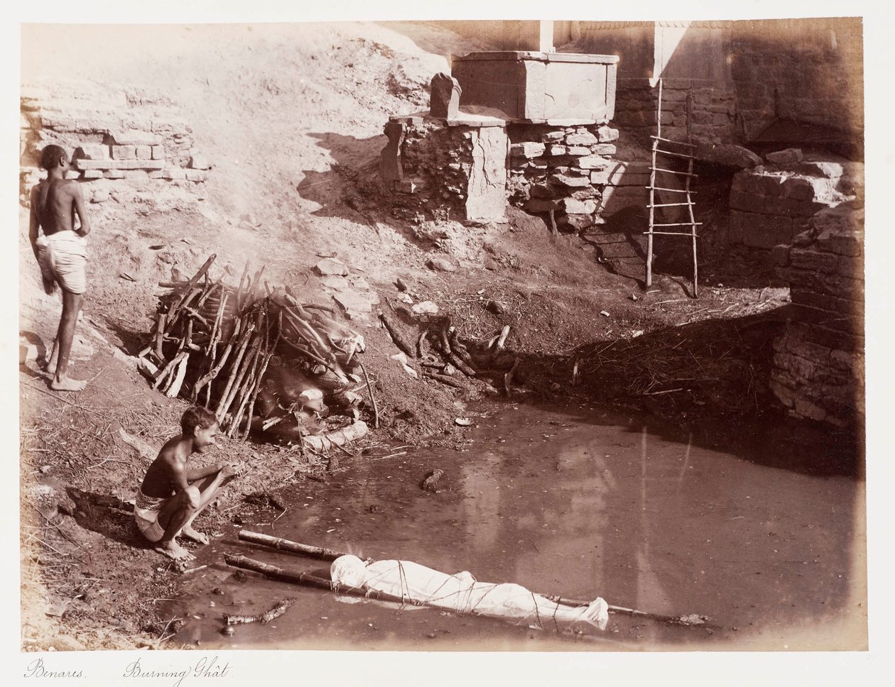 Benares Burning Ghât, ca 1885 (sepiafoto) av Unknown photographer