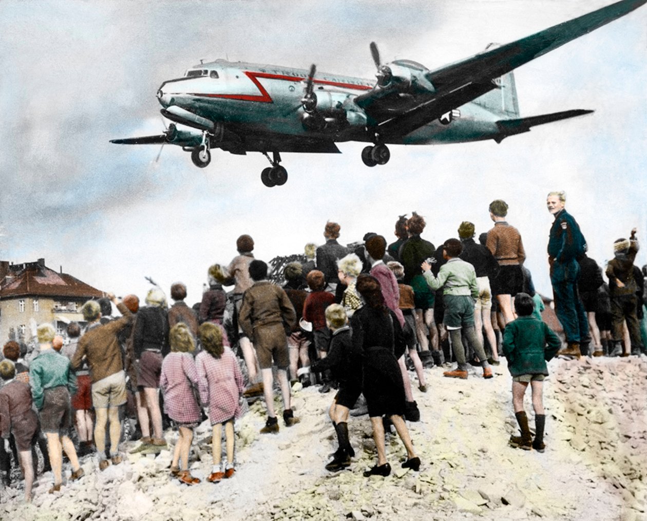 Berlinbor observerar ankomsten av flygplan som närmar sig Berlin Tempelhof flygplats av Unknown photographer
