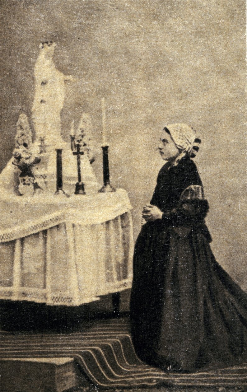 Bernadette Soubirous knäböjer framför ett altare med Jungfrun av Unknown photographer