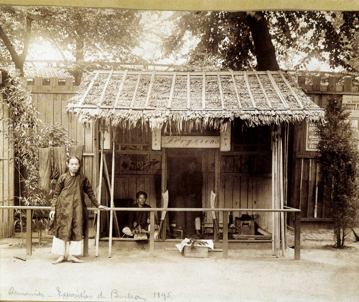 Smidesverkstad, Annam, ca. 1895. av Unknown photographer