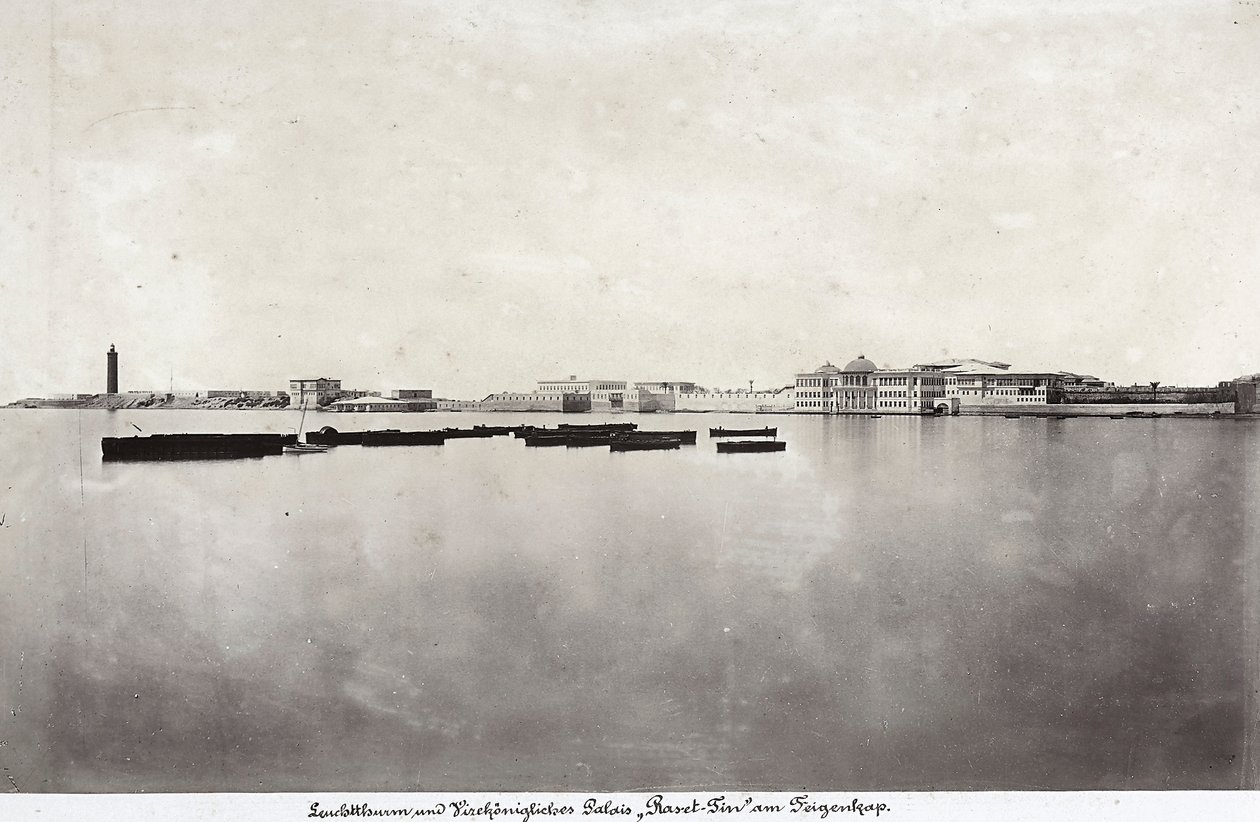 Båtar mitt i havet med en del av staden Alexandria i bakgrunden, i Egypten av Unknown photographer