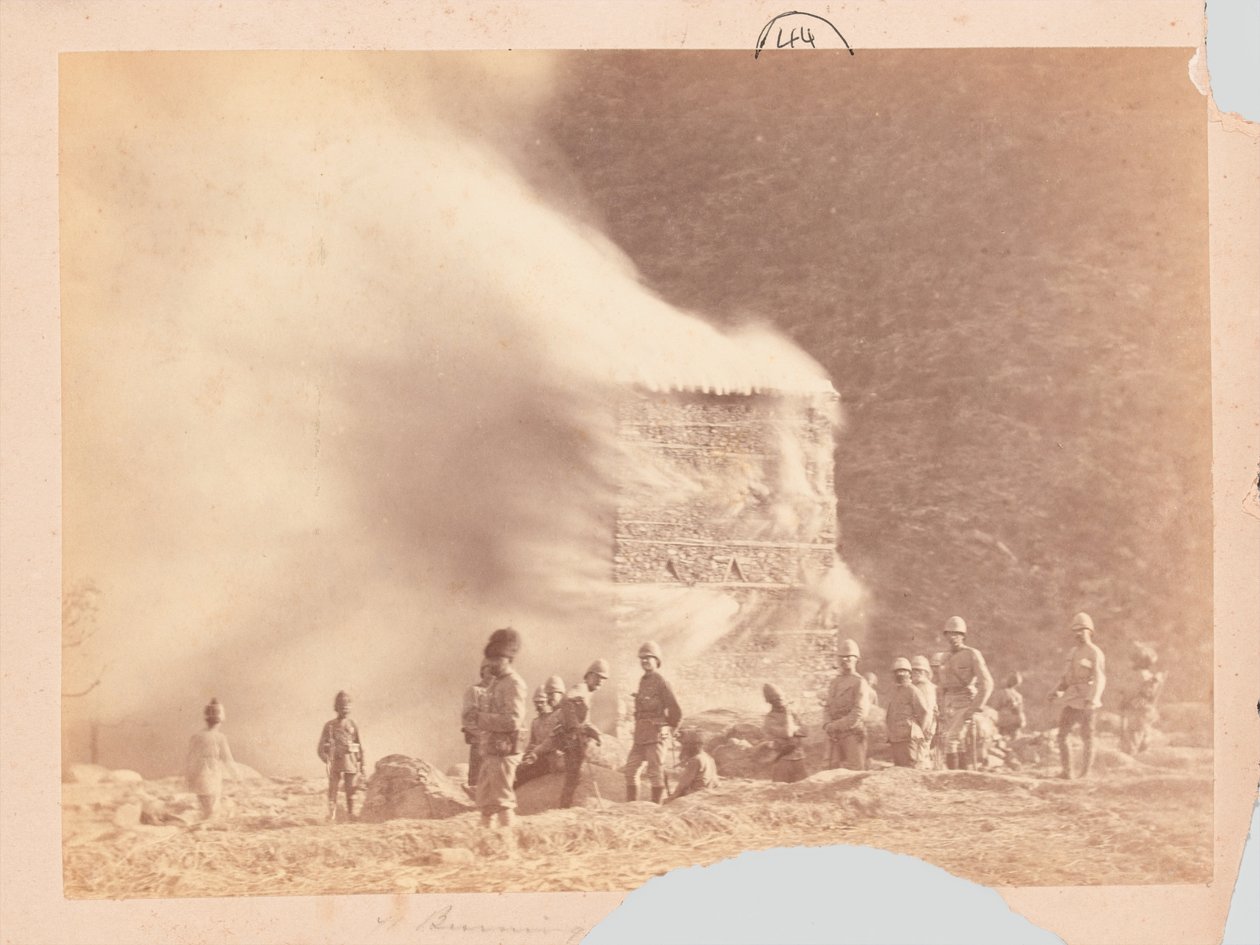 Bränna en bosättning, Black Mountain expedition av Unknown photographer