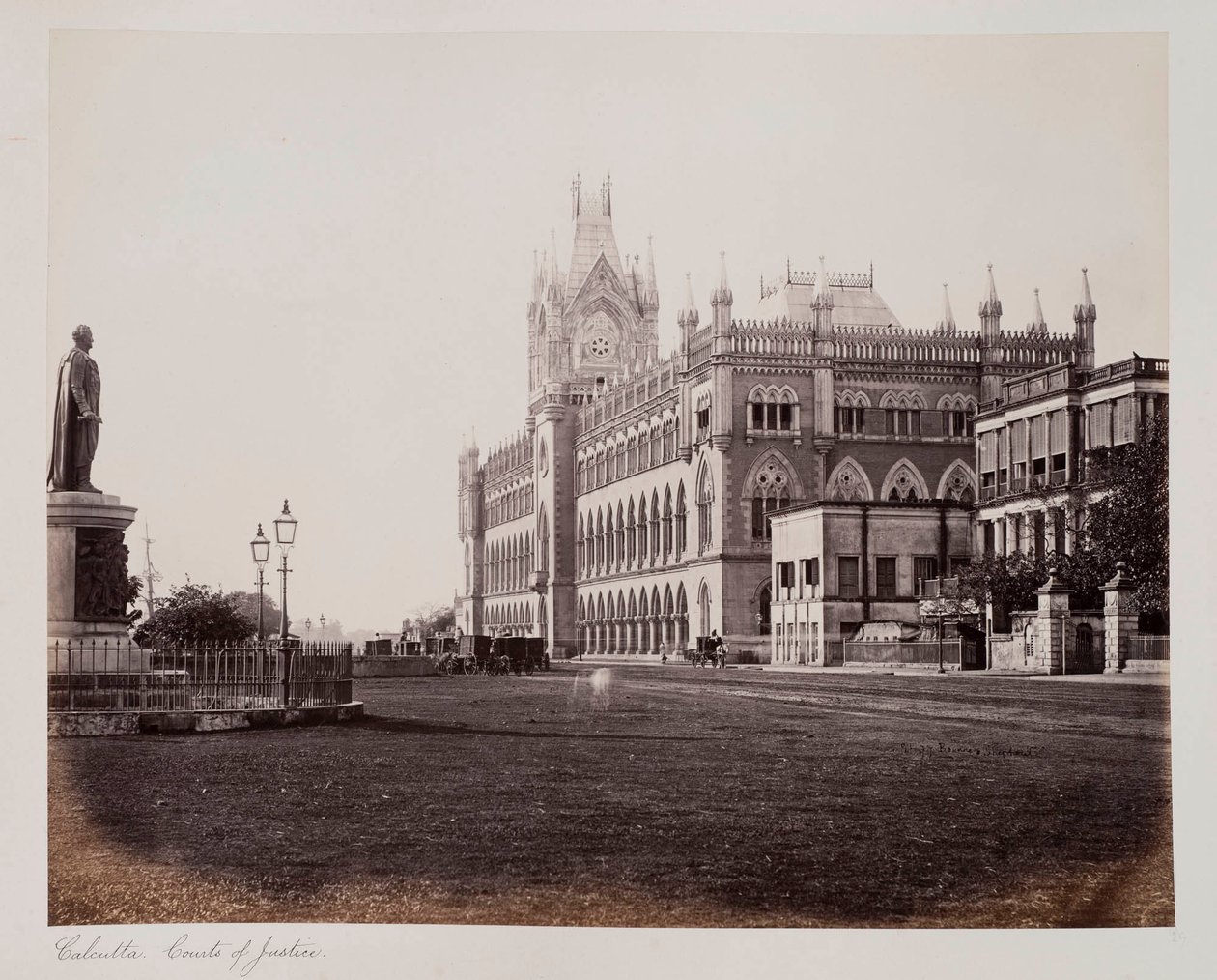 Calcutta Courts of Justice, ca 1885 (sepiafoto) av Unknown photographer