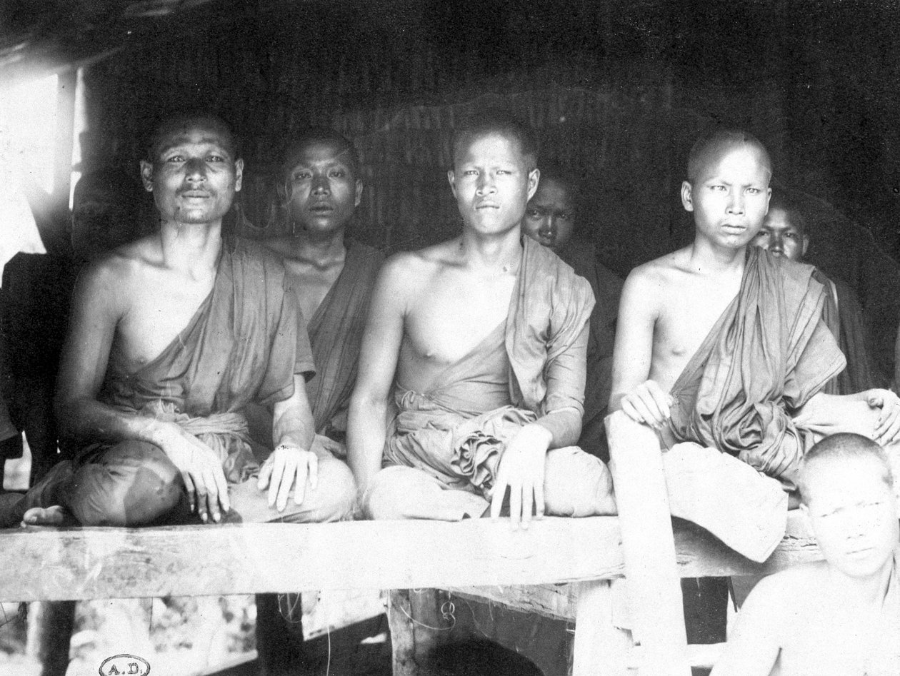 Kambodjanska munkar - fotografi, sent 1800-tal av Unknown photographer