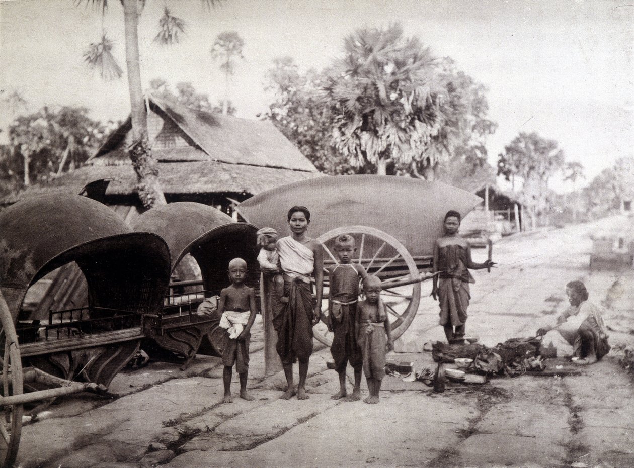 Kambodjaner på Angkor Vat Road av Unknown photographer
