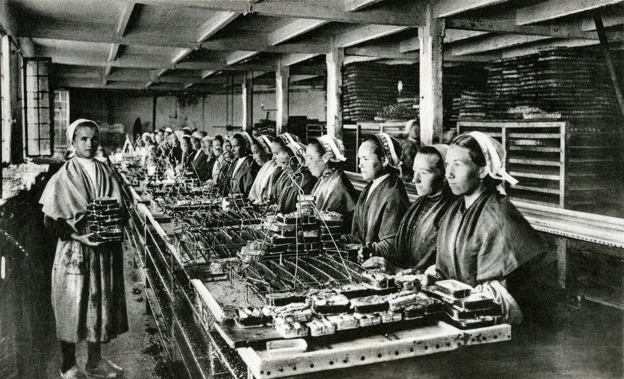 Konservering av sardiner, sardinindustri, Finistère, Bretagne (svartvitt foto) av Unknown photographer