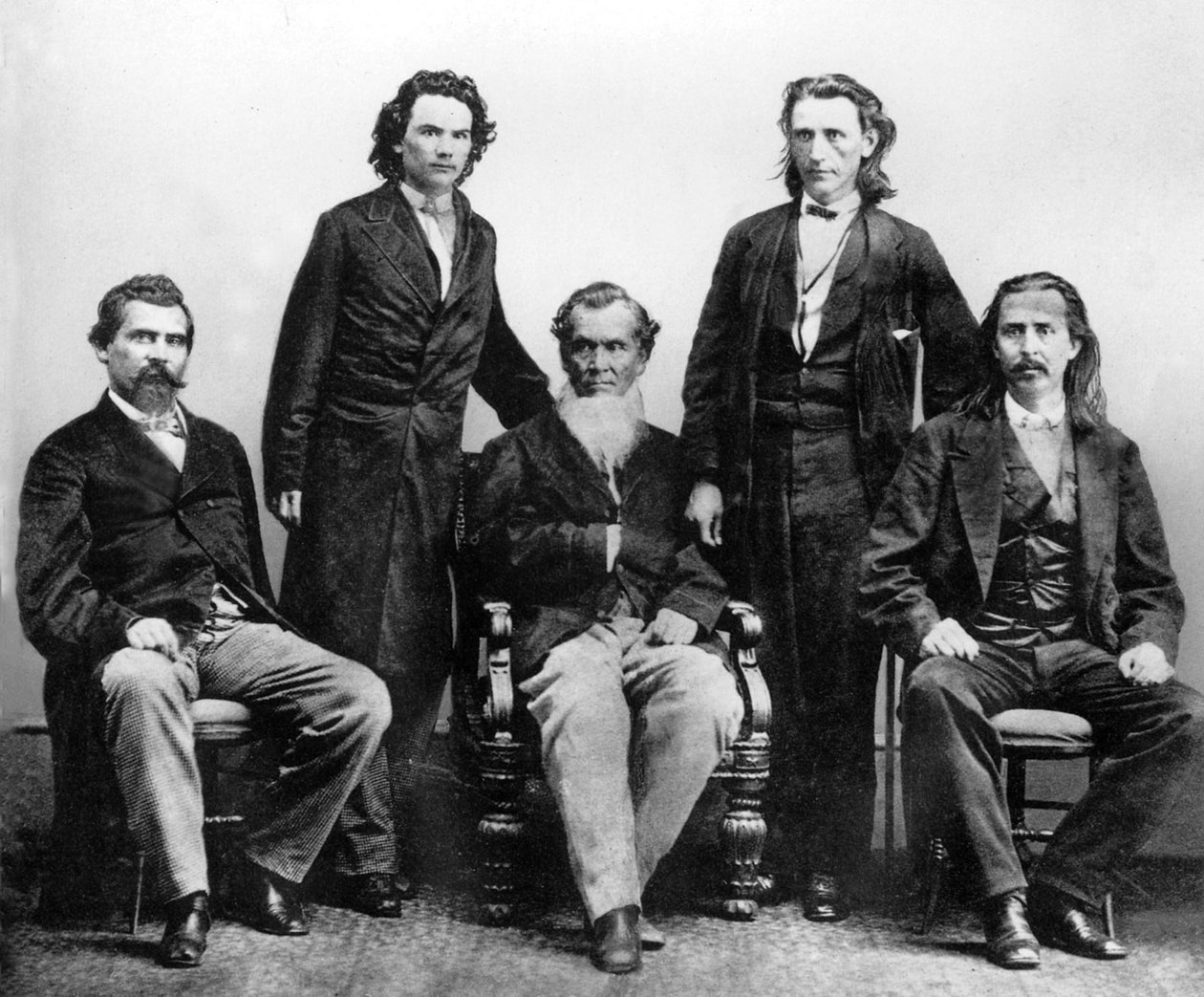 Cherokee indianer i Washington 1866 för att förhandla fördrag med USA som kommer att undertecknas juli-19 l-r John Rollin Ridge Saladin Watie Richard Fields överste Elias C Boudinot överste William P Adair av Unknown photographer