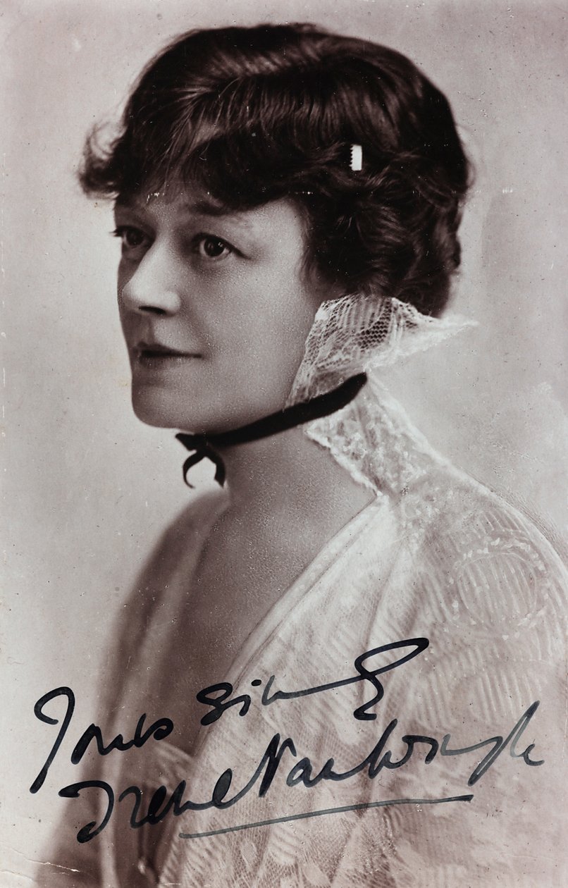 Närbild av den engelska skådespelerskan Irene Vanbrugh, vykort av Unknown photographer