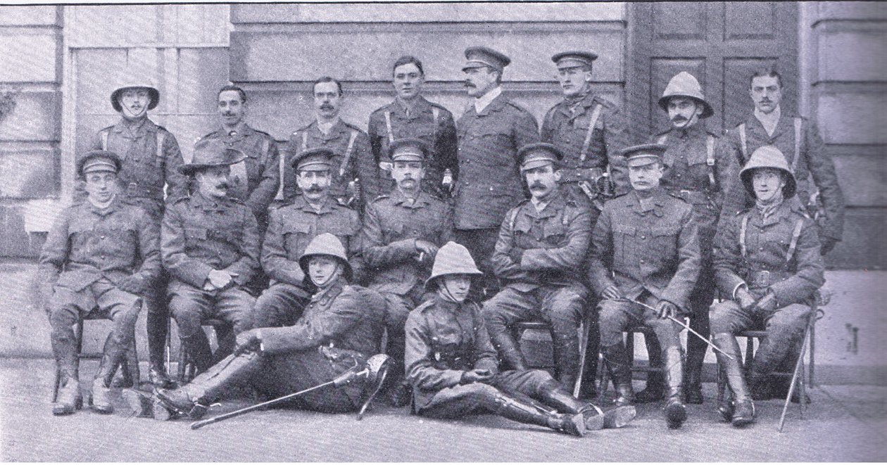 Överste Owen, major Boole-Smith och de andra officerarna från Dragoon Guards, från After Pretoria: The Guerilla War publicerad av Harmsworth Bros Limited av Unknown photographer