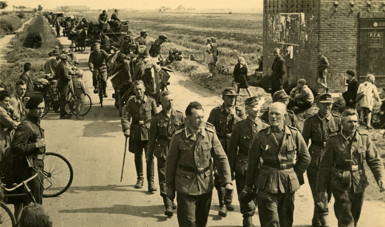 "Herrenvolkens avfärd", tyska soldater lämnar Nederländerna, maj 1945 (svartvitt foto) av Unknown photographer