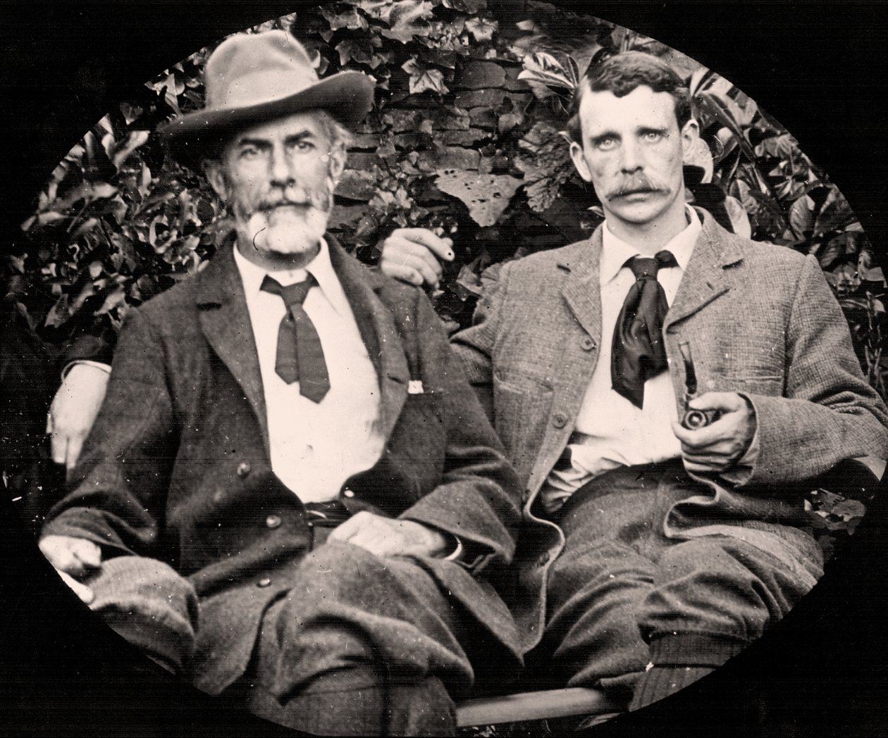 Edward Carpenter och hans partner George Merrill, ca 1900 (svartvitt foto) av Unknown photographer