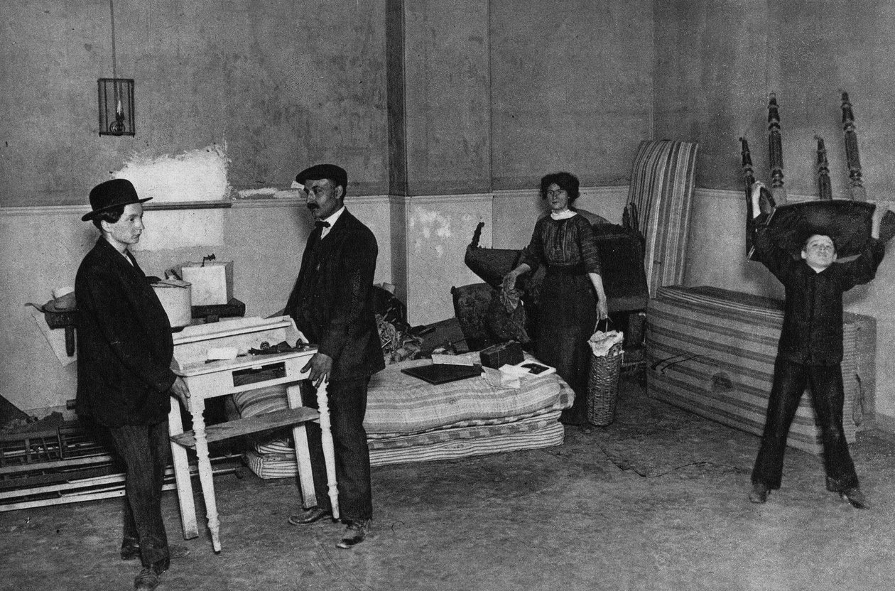 Vardagsliv, scen för att flytta i en byggnad i Paris. Fotografi, sent 1800-tal, Paris. Coll. Selva. av Unknown photographer