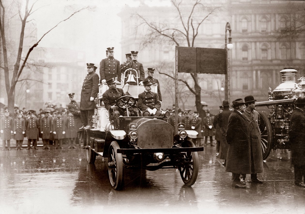Brandkårer utrustade med nya brandpumpar och fordon, New York 1913. Fotografering. av Unknown photographer