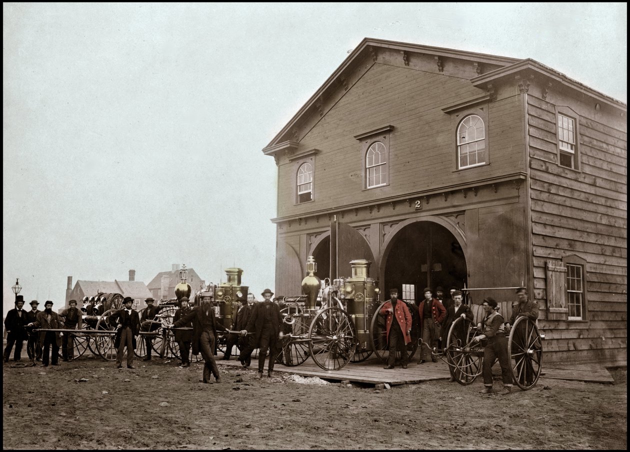 Brandkåren poserar framför barackerna, Alexandria. Virginia, USA. 1863. Fotografi av Unknown photographer