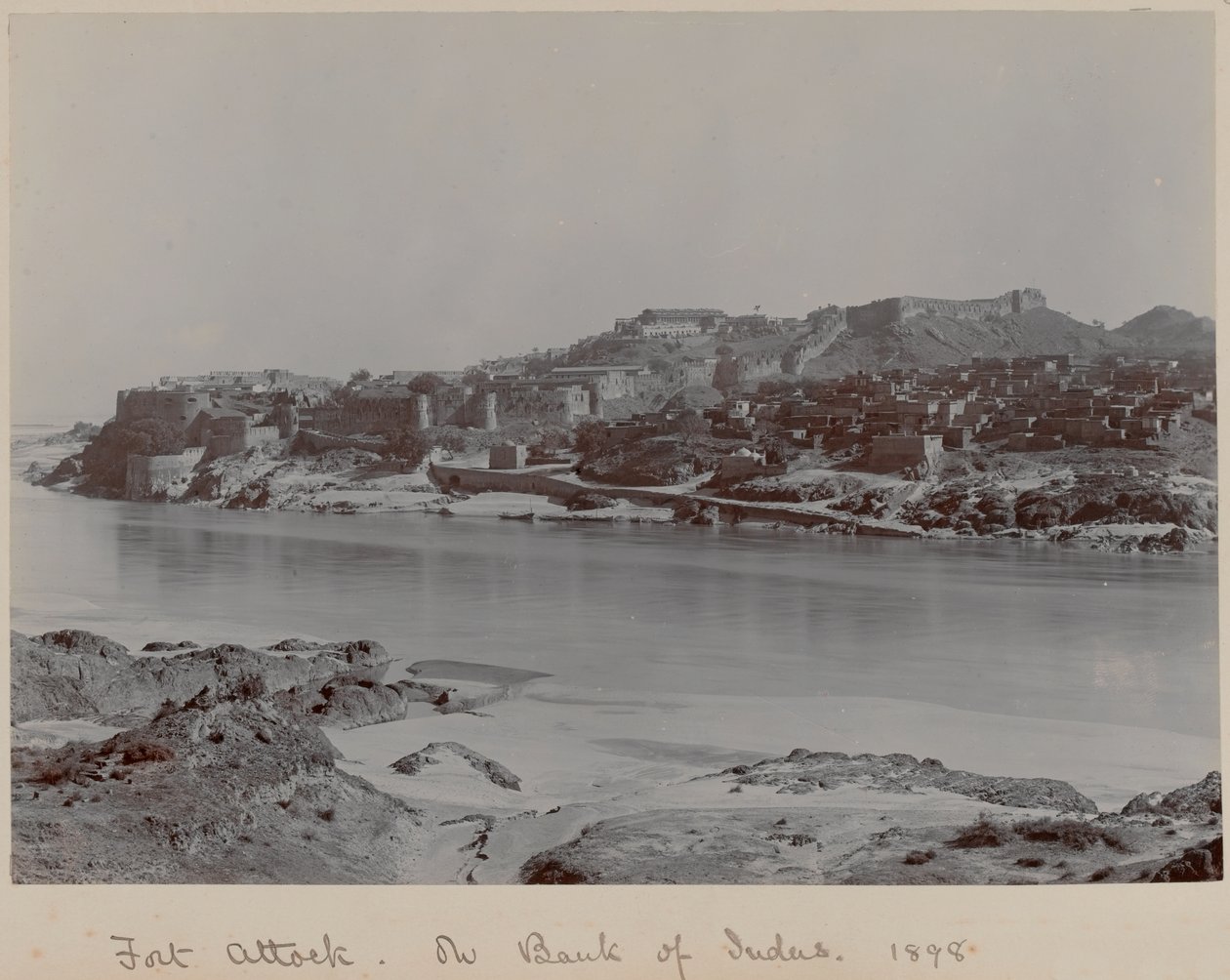Fort Attock på stranden av Indus av Unknown photographer