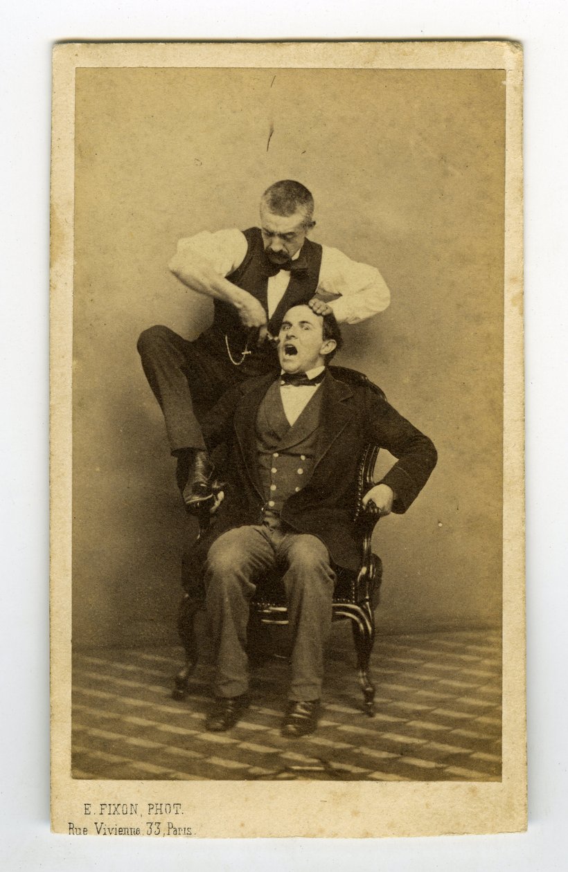 France, Professionell fotografering av en tandutdragande tandläkare av Unknown photographer