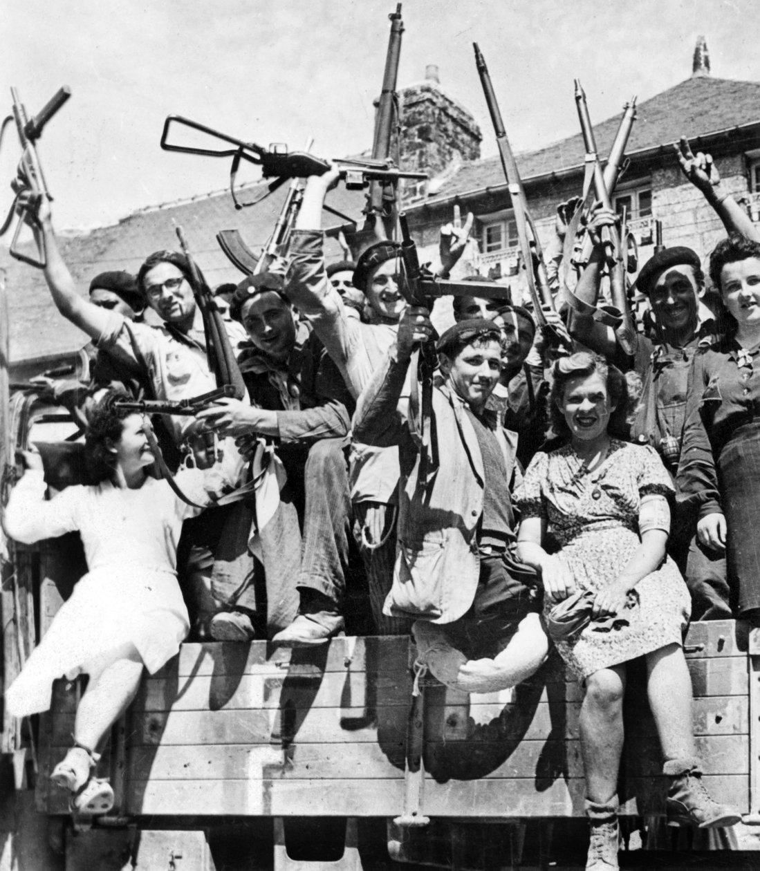Franska prickskyttar från partisanerna befriar en by i Normandie, juni-juli 1944 (svartvitt foto) av Unknown photographer
