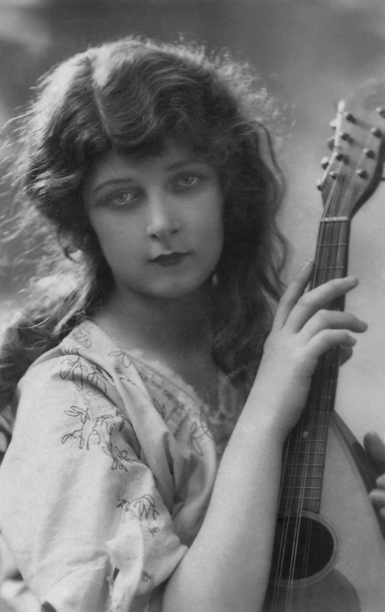 Franskt vykort av vacker ung kvinna med mandolin i napolitansk stil, ca 1912 av Unknown photographer