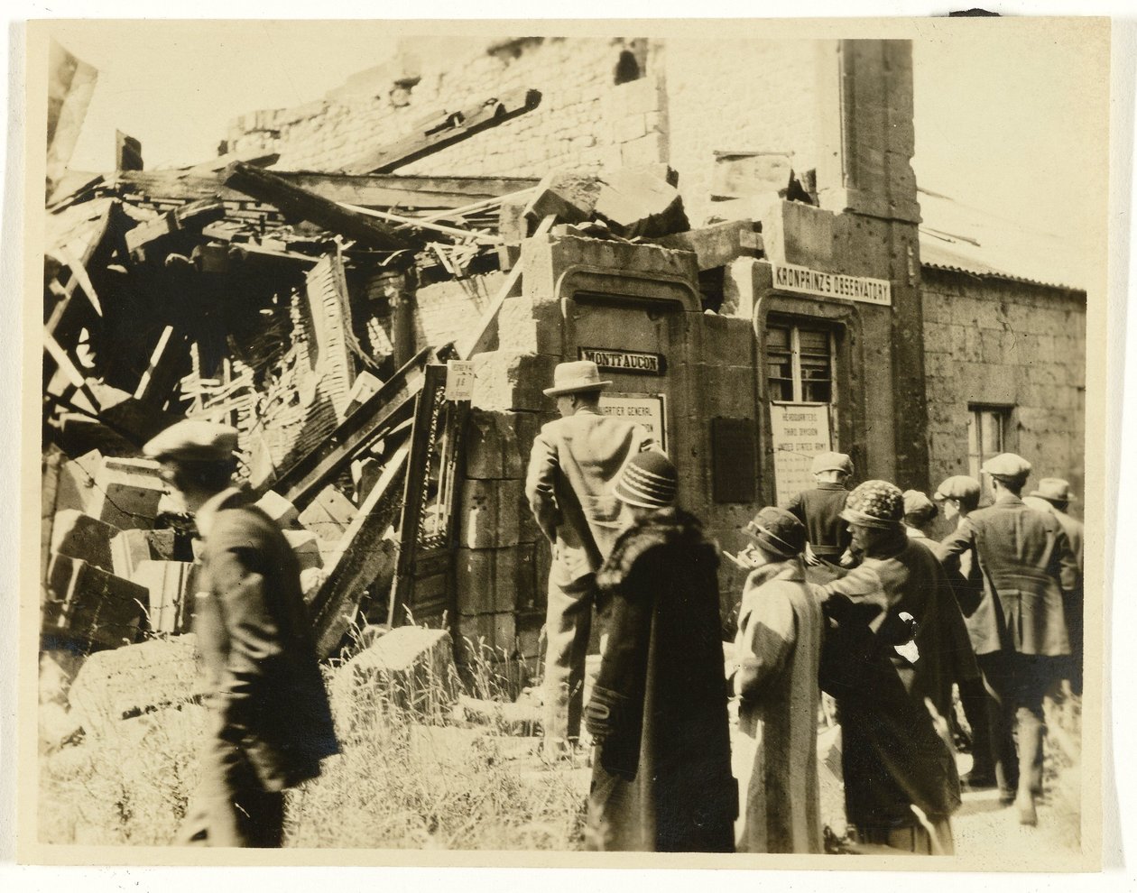 Grupp amerikanska turister vid ruinerna av Kronprinz-observatoriet i eller nära Montfaucon, Frankrike av Unknown photographer