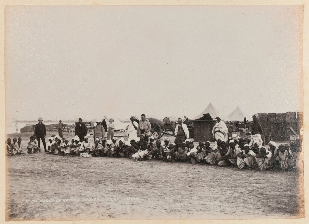 Group of Natives, Ordnance Store, Suakin, 1884 cirka av Unknown