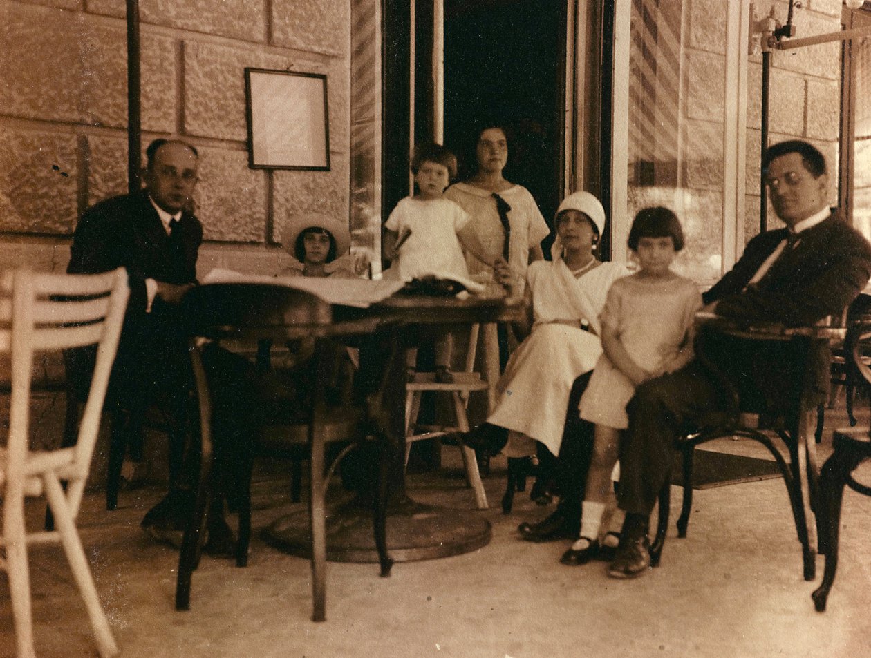 Grupp av människor fotograferade på ett kafé i Pula av Unknown photographer